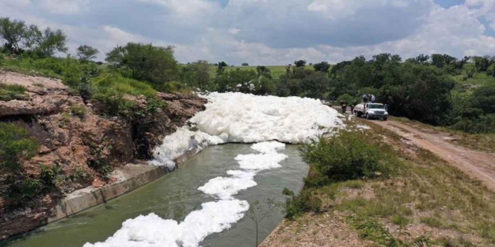 Sobrevive familia tras caer su auto al canal de Valsequillo en Tehuacán