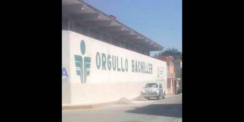 Alumno ARMADO en bachillerato de Texmelucan; buscaba a una maestra