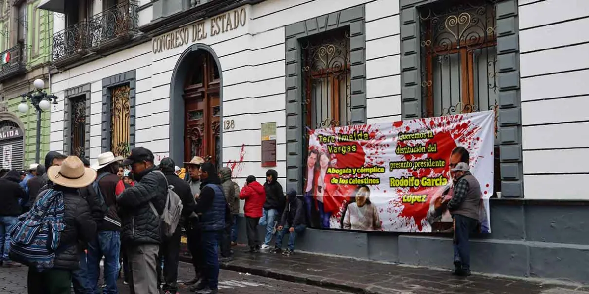 Habitantes de Coyomeapan exigen en el Congreso poner fin al gobierno municipal de Rodolfo García