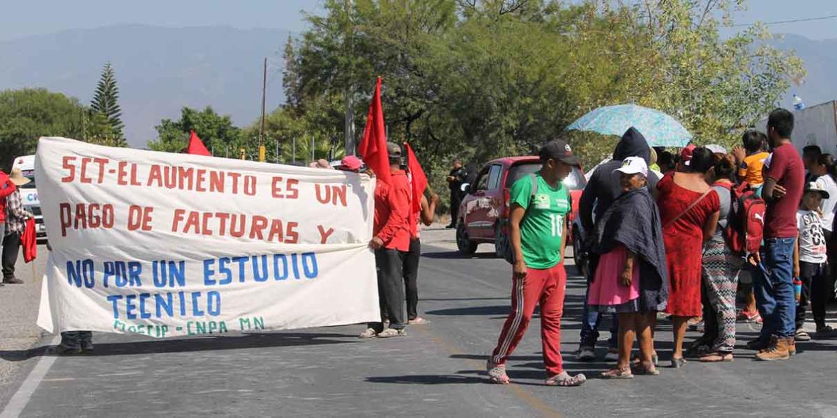 Pobladores de San Gabriel Chilac denuncian incremento al pasaje sin autorización