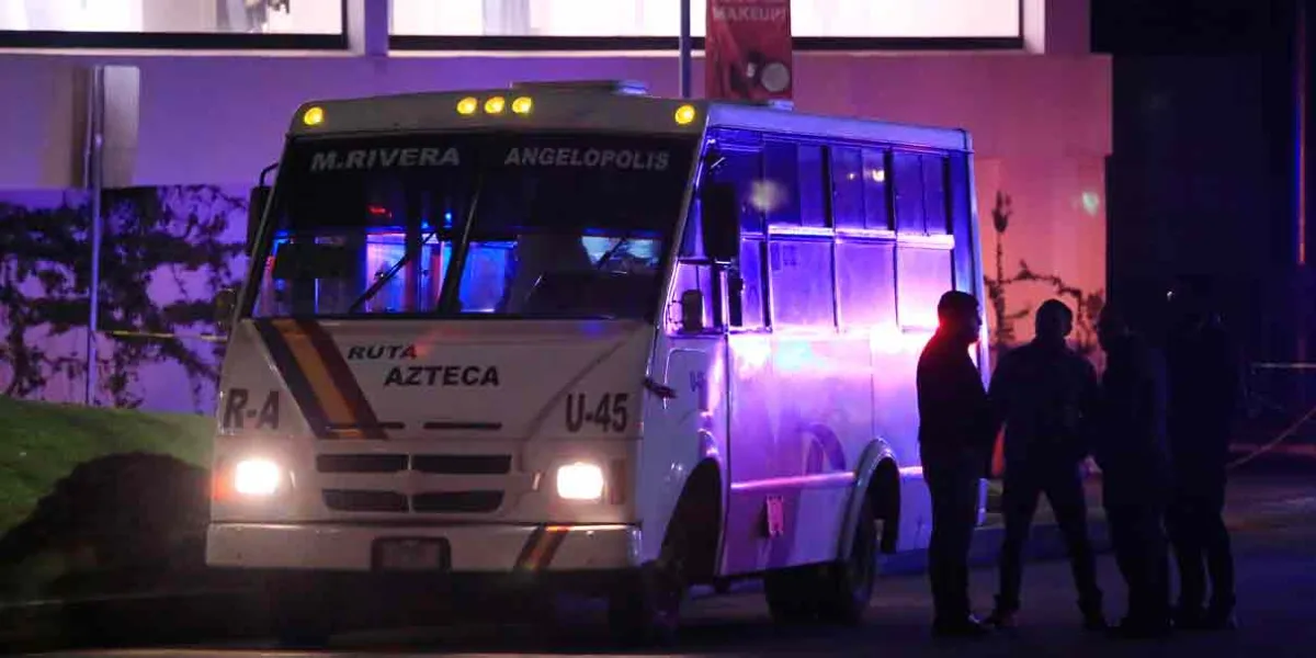 Asesinan a tiros a chofer de la Ruta Azteca en la Vía Atlixcáyotl, frente a Plaza Solesta