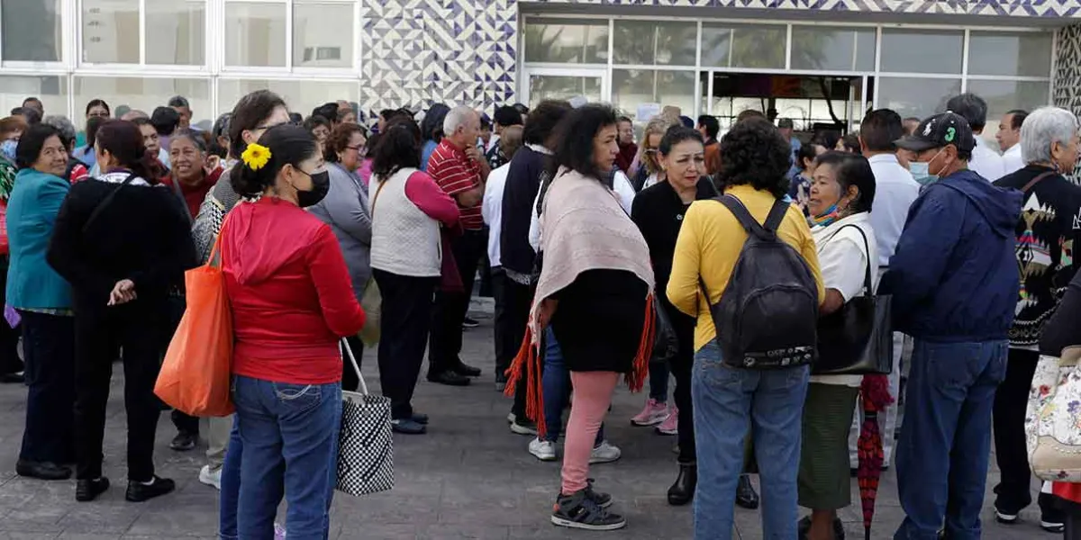 Maestros jubilados se manifiestan frente al SNTE sección 51; denuncian falta de apoyos