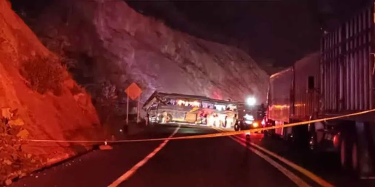 Cuatro muertos tras volcar autobús en la Cuacnopalan-Oaxaca