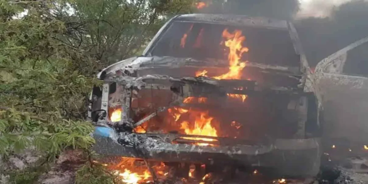 Hallan a hombre calcinado dentro de camioneta en Yehualtepec