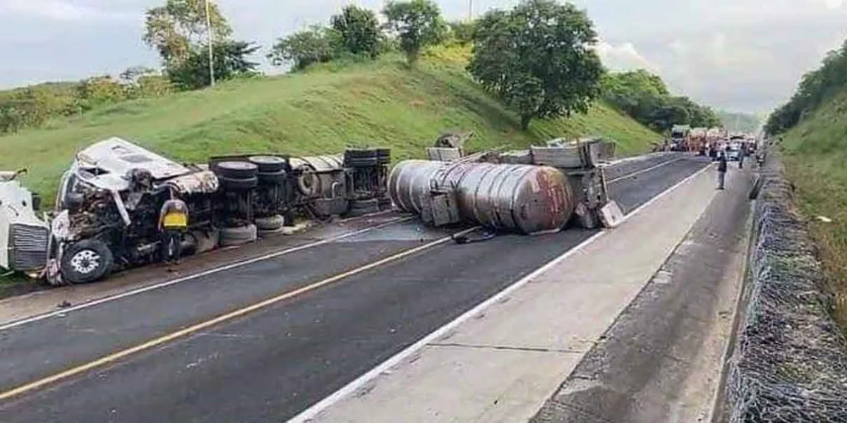 Pipa embiste a taxi en la México-Tuxpan; hay 3 muertos