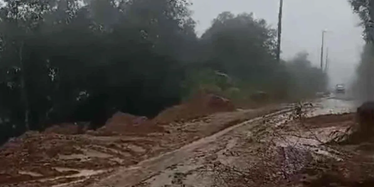 Derrumbes incomunican a la Sierra Negra