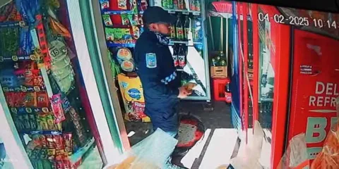 Captan en video a policía auxiliar durante asalto en Amozoc