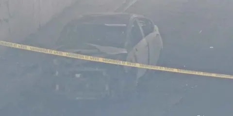 Criminales quemaron auto con cuerpo adentro sobre el Periférico