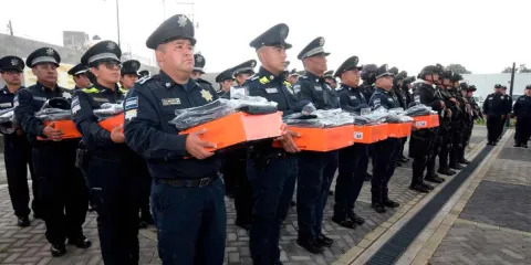 Entrega SSC uniformes a elementos operativos de la Policía de la Ciudad