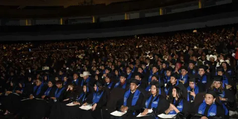 Lilia Cedillo encabeza graduación de Prepa Simón Bolívar y Medicina Veterinaria en BUAP