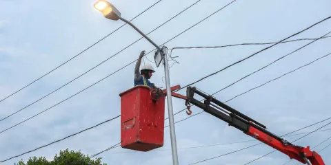 Avanza modernización de alumbrado en juntas auxiliares con Puebla Brilla; más de 73 mil beneficiados