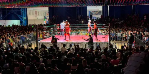 Espectacular noche de lucha libre en la Feria de Atlixco