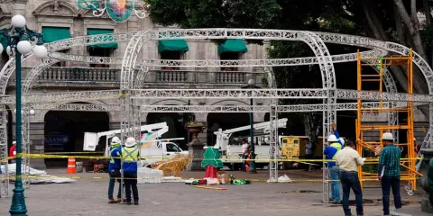 Puebla Brilla: Instalan más de 2,400 luces LED patrias en el primer cuadro de la ciudad