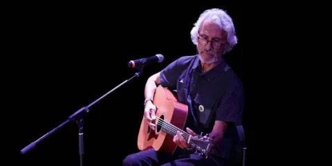 Carlos Arellano presenta "SIN/CON" y proyecta concierto homenaje en el CCU