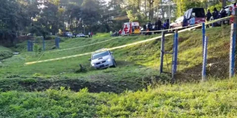 Ejecutan a dos hombres en Huauchinango; vehículo queda dañado por disparos