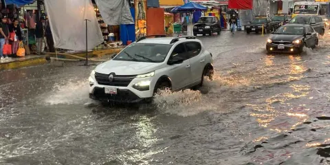 Tormenta en la capital provocó inundaciones y atrapó autos en bulevares 