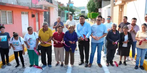 Vecinos de Lomas de Temaxcalapa, Atlixco, recibieron calle adoquinada