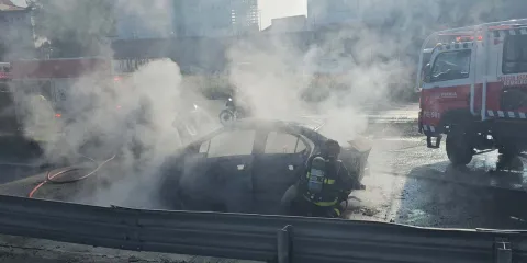 Carambola en Periférico Ecológico de Puebla deja auto incendiado; bomberos controlan el fuego