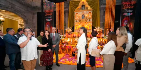 Tapete monumental y ofrenda en el Palacio Municipal de Puebla