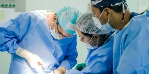 Ley mejorará el trato a médicos residentes en Puebla