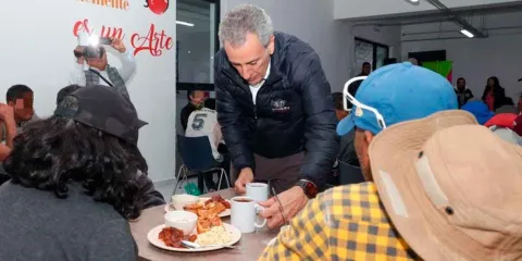 Pepe Chedraui y MariElise Budib encabezan convivencia navideña en el Dormitorio Municipal