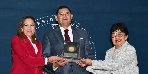 BUAP rinde homenaje al gobernador Alejandro Armenta por su trayectoria como exalumno