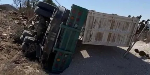 Camión sin frenos choca contra dos autos en carretera federal Azumbilla–El Seco