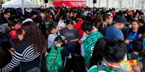 José Chedraui se reunió con poblanos en Megaintercambio de Estampas Mundialistas