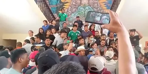 Habitantes de Ajalpan bloquean presidencia y piden ser recibidos por el alcalde