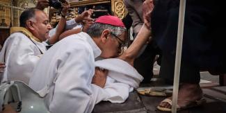 Católicos renuevan el valor de la humildad con lavatorio de pies en Catedral