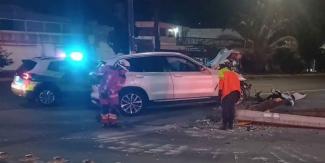 Conductor de BMW choca contra dos postes; abandona la unidad y a su acompañante