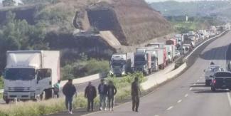 Amigos y familiares de taxista asesinado bloquearon la vía Atlixcáyotl; exigen justicia