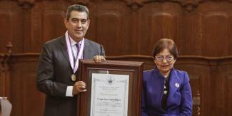 Sergio Salomón recibió la medalla "Melchor Covarrubias" por apoyar la educación