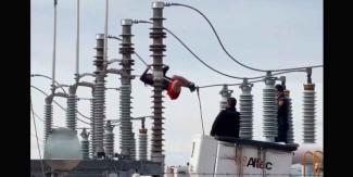 VIDEO. Mujer trepa a transformador de energía en Utah