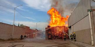 Incendio en la Central de Abasto de Puebla consume bodega y causa movilización