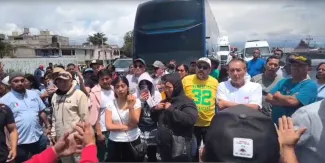 Habitantes de San Cristóbal Tepatlaxco cerraron la autopista México-Puebla; exigen liberación de tres detenidos