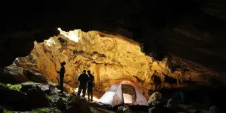Tormenta atrapó a familia dentro de una gruta en Cuetzalan 