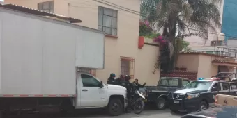 Comerciantes y policías evitan robo de camioneta en Texmelucan