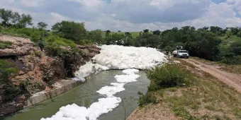 Sobrevive familia tras caer su auto al canal de Valsequillo en Tehuacán