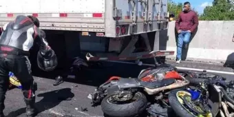 Microbús impacta a motociclistas, mueren al caer 