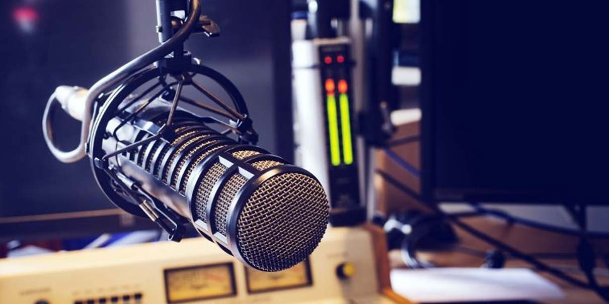 Queridos lectores, radioescuchas y cómplices de micrófono