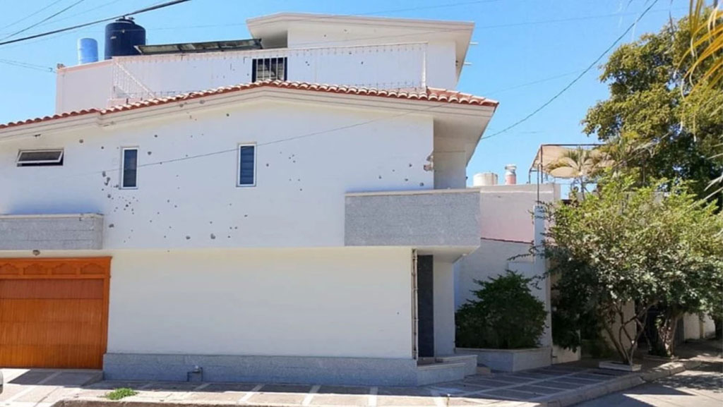 VIDEO. Grupo armado se graba mientras dispara a casa de Rubén Rocha Moya