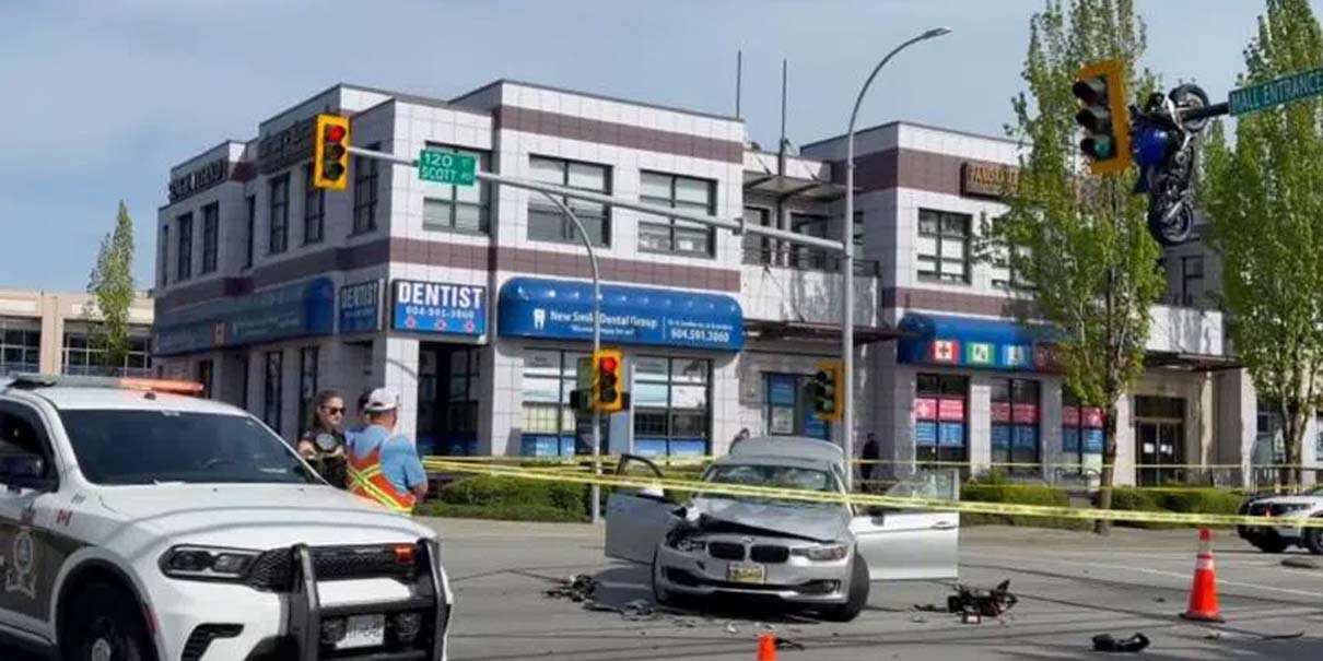 Motocicleta queda colgada en un semáforo tras brutal choque