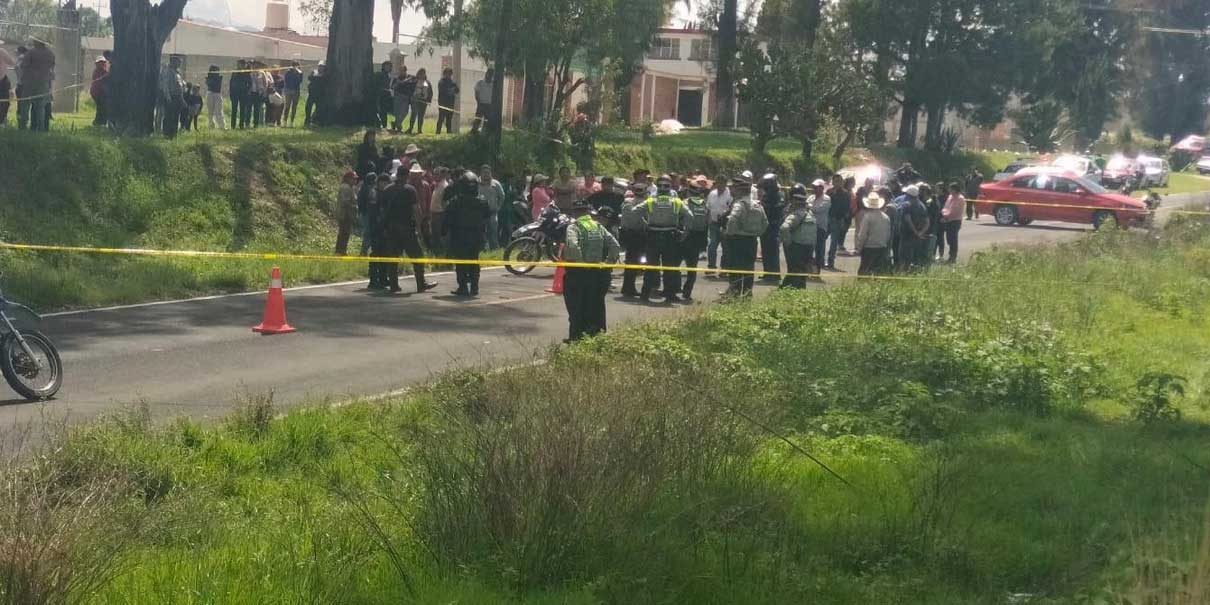 Tráiler destrozó un auto en Tlalancaleca, hubo un muerto