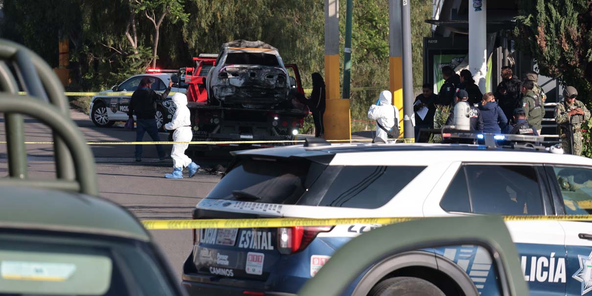 Hallan vehículo calcinado con dos cuerpos en Periférico; dejan mensaje de amenazas