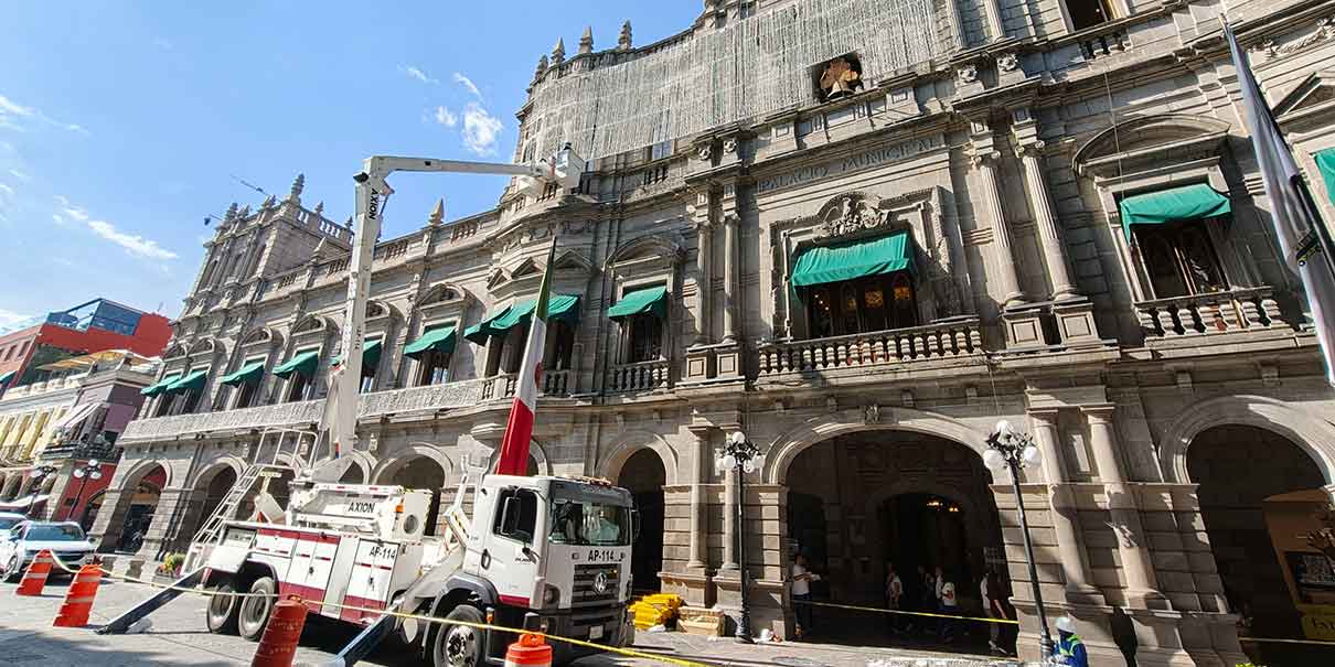 Centro Histórico de Puebla comienza a vestirse de verde, blanco y rojo por las fiestas patrias