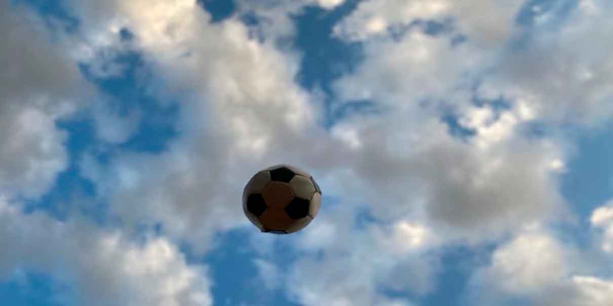 Balón sale de la cancha durante un partido y provoca fuerte choque 
