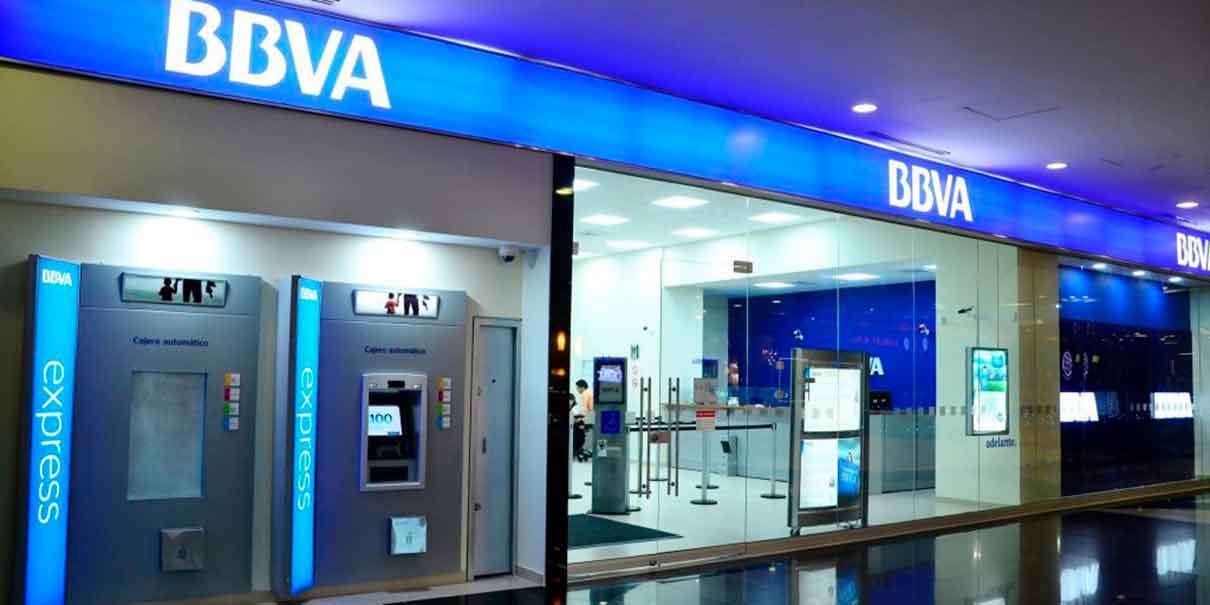 Tras retirar dinero en Angelópolis, lo siguen y le roban 450 mil pesos