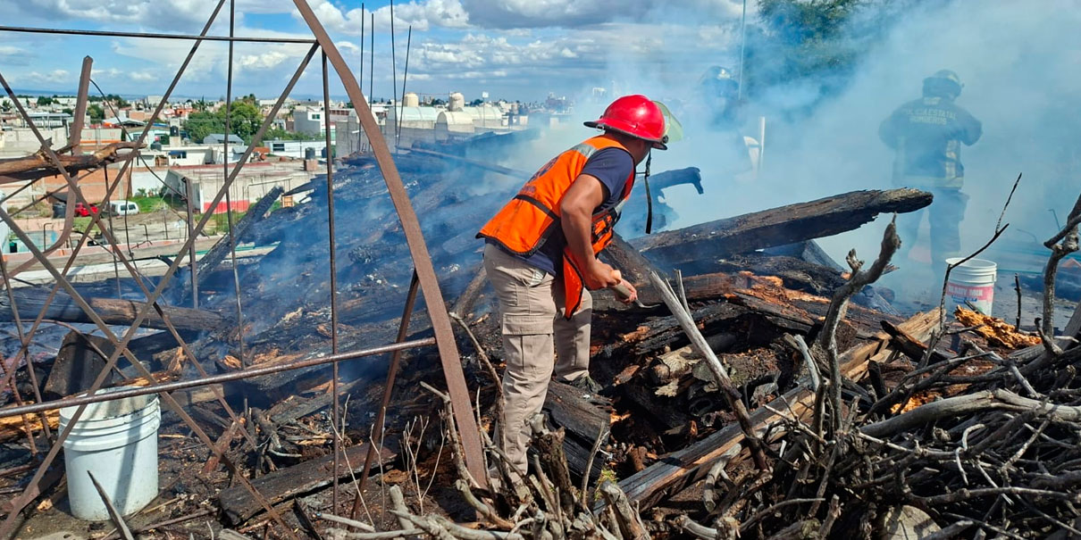 Arde leña acumulada en predio de Huejotzingo, no hubo víctimas 