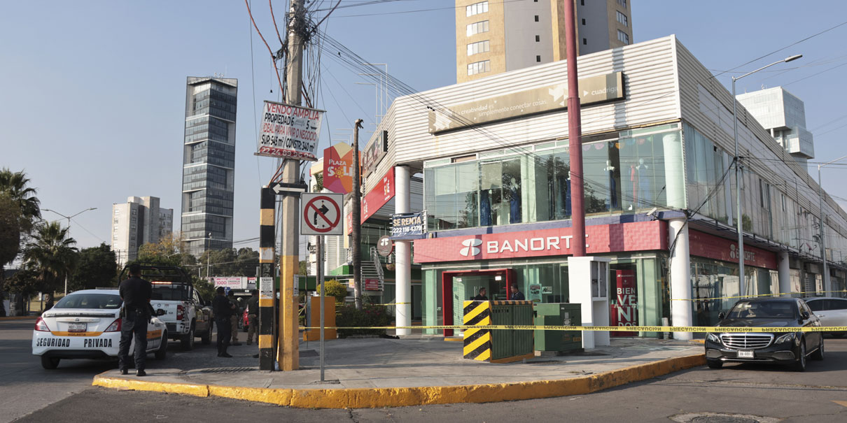 Asaltan a cuentahabiente y lo balean afuera de banco en Calzada Zavaleta